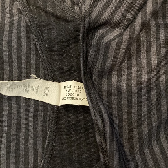 Under armour striped tank XL - fits tight - Picture 6 of 6